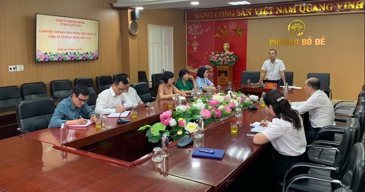 Đại diện Đảng uỷ phường Bồ Đề làm việc với Đảng uỷ Công ty Cổ phần Muối Việt Nam về công tác xây dựng Đảng- Ảnh 1.