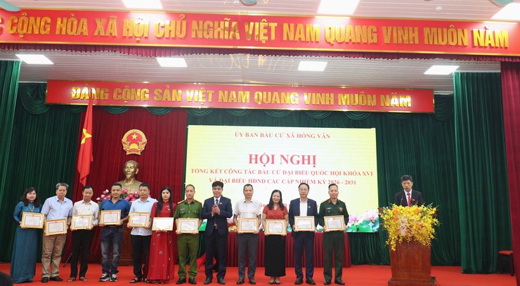 Xã Hồng Vân tổng kết công tác bầu cử, khen thưởng nhiều tập thể, cá nhân- Ảnh 2.