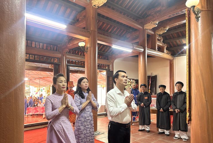 Đồng chí Phó Chủ tịch Thường trực UBND xã Đinh Xuân Hanh dự, dâng hương tại Lễ khai mạc lễ hội truyền thống thôn Cẩm Đình- Ảnh 1.