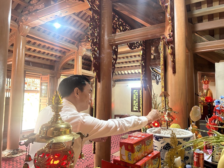 Đồng chí Phó Chủ tịch Thường trực UBND xã Đinh Xuân Hanh dự, dâng hương tại Lễ khai mạc lễ hội truyền thống thôn Cẩm Đình- Ảnh 2.