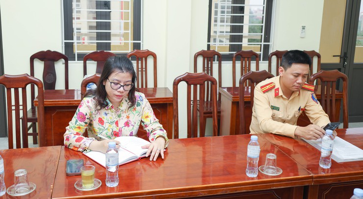 
Đại Xuyên tổ chức hội nghị triển khai xóa bỏ các lối đi tự mở qua đường sắt,bảo đảm an toàn giao thông- Ảnh 3.