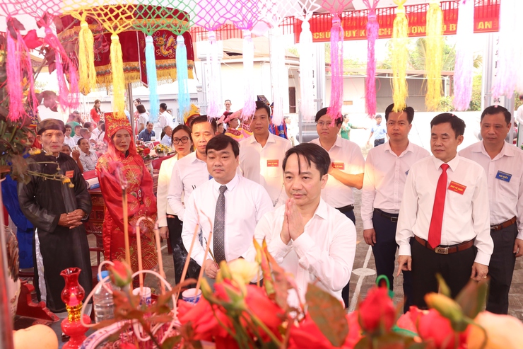 Các đồng chí lãnh đạo xã Bất Bạt dự lễ hội truyền thống năm 2026 tại Đình làng Tòng Lệnh.- Ảnh 2.