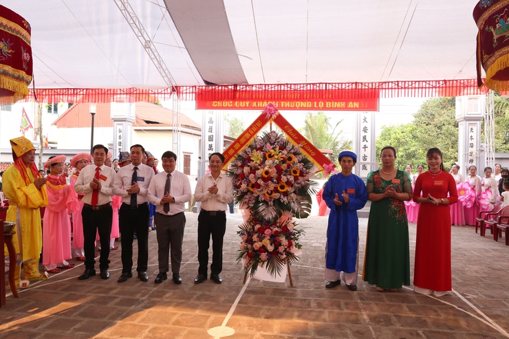 Các đồng chí lãnh đạo xã Bất Bạt dự lễ hội truyền thống năm 2026 tại Đình làng Tòng Lệnh.- Ảnh 1.