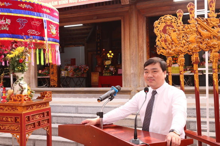 Các đồng chí lãnh đạo xã Bất Bạt dự lễ hội truyền thống năm 2026 tại Đình làng Tòng Lệnh.- Ảnh 3.