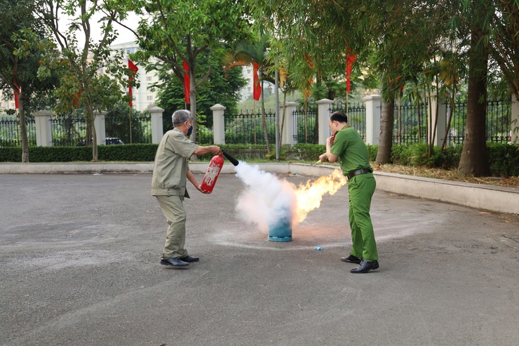 Phường Yên Sở tổ chức hội nghị tuyên truyền, tập huấn nghiệp vụ về PCCC&CNCH cho lực lượng bảo vệ an ninh trật tự tại cơ sở và lực lượng thuộc BCH Quân sự trên địa bàn phường Yên Sở năm 2026- Ảnh 5.