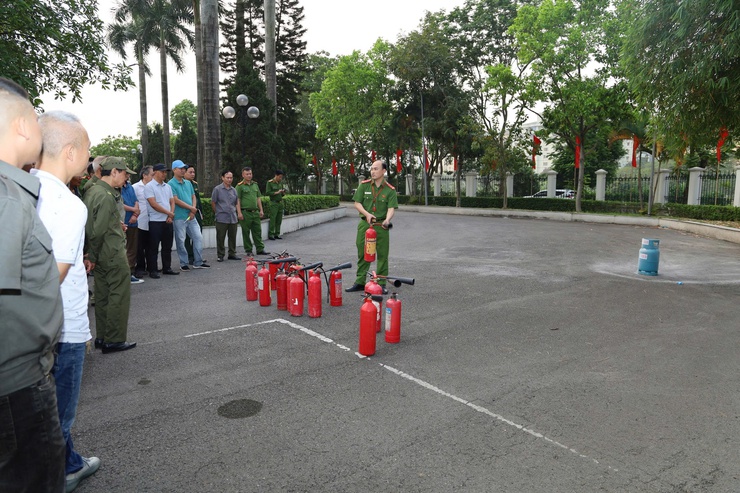 Phường Yên Sở tổ chức hội nghị tuyên truyền, tập huấn nghiệp vụ về PCCC&CNCH cho lực lượng bảo vệ an ninh trật tự tại cơ sở và lực lượng thuộc BCH Quân sự trên địa bàn phường Yên Sở năm 2026- Ảnh 4.