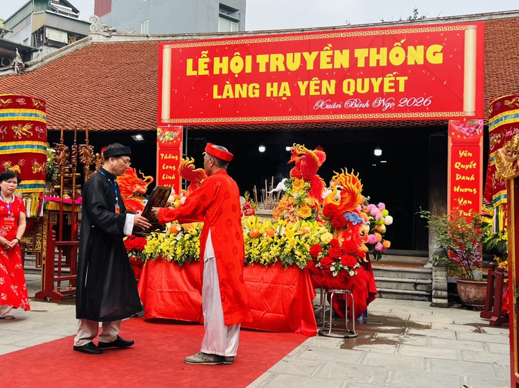 Hướng về cội nguồn, tri ân công đức của các bậc tiền nhân tại lễ hội làng Hạ Yên Quyết- Ảnh 4.