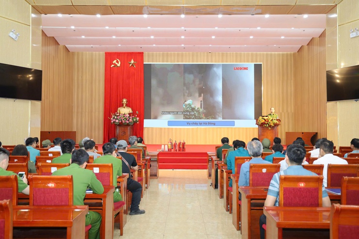 Phường Yên Sở tổ chức hội nghị tuyên truyền, tập huấn nghiệp vụ về PCCC&CNCH cho lực lượng bảo vệ an ninh trật tự tại cơ sở và lực lượng thuộc BCH Quân sự trên địa bàn phường Yên Sở năm 2026- Ảnh 1.