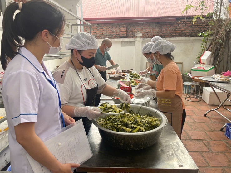 Trạm Y tế phường Long Biên chủ động triển khai công tác đảm bảo y tế, an toàn thực phẩm và phòng chống dịch bệnh tại các lễ hội truyền thống trên địa bàn phường- Ảnh 5.