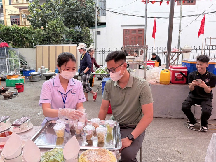 Trạm Y tế phường Long Biên chủ động triển khai công tác đảm bảo y tế, an toàn thực phẩm và phòng chống dịch bệnh tại các lễ hội truyền thống trên địa bàn phường- Ảnh 4.