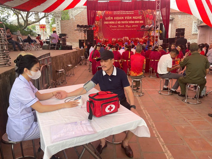 Trạm Y tế phường Long Biên chủ động triển khai công tác đảm bảo y tế, an toàn thực phẩm và phòng chống dịch bệnh tại các lễ hội truyền thống trên địa bàn phường- Ảnh 2.