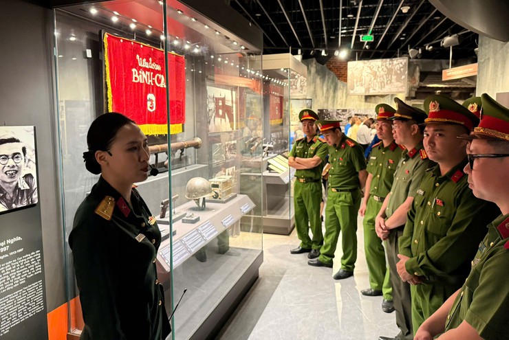 Chi đoàn Công an xã Bát Tràng đẩy mạnh giáo dục truyền thống qua hoạt động tham quan thực tế- Ảnh 3.