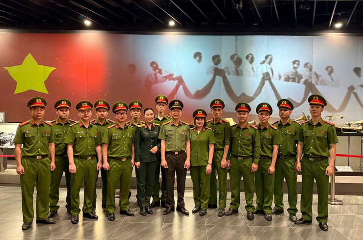 Chi đoàn Công an xã Bát Tràng đẩy mạnh giáo dục truyền thống qua hoạt động tham quan thực tế- Ảnh 2.