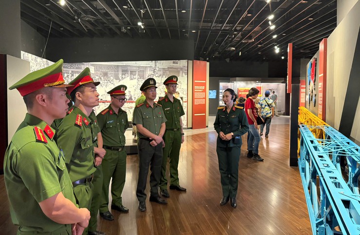 Chi đoàn Công an xã Bát Tràng đẩy mạnh giáo dục truyền thống qua hoạt động tham quan thực tế- Ảnh 4.