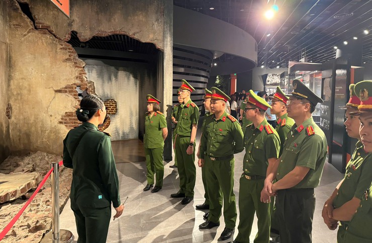 Chi đoàn Công an xã Bát Tràng đẩy mạnh giáo dục truyền thống qua hoạt động tham quan thực tế- Ảnh 5.