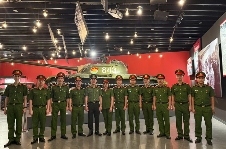 Chi đoàn Công an xã Bát Tràng đẩy mạnh giáo dục truyền thống qua hoạt động tham quan thực tế- Ảnh 1.