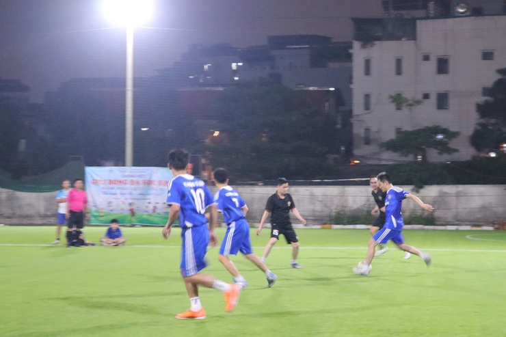 Phường Từ Liêm tổ chức giao lưu bóng đá chào mừng thành công bầu cử và kỷ niệm 80 năm ngày thành lập ngành Thể dục, thể thao Việt Nam- Ảnh 3.