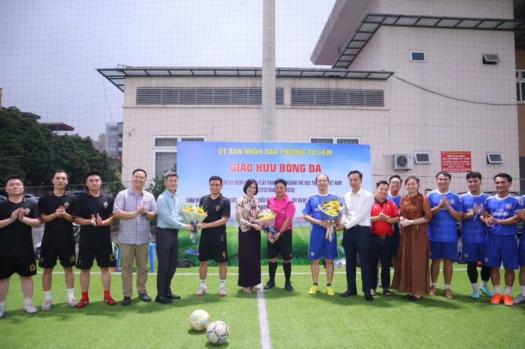 Phường Từ Liêm tổ chức giao lưu bóng đá chào mừng thành công bầu cử và kỷ niệm 80 năm ngày thành lập ngành Thể dục, thể thao Việt Nam- Ảnh 1.