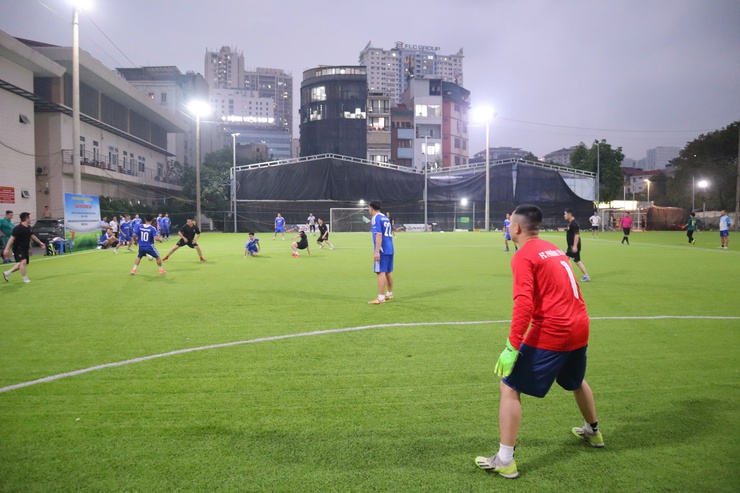 Phường Từ Liêm tổ chức giao lưu bóng đá chào mừng thành công bầu cử và kỷ niệm 80 năm ngày thành lập ngành Thể dục, thể thao Việt Nam- Ảnh 4.