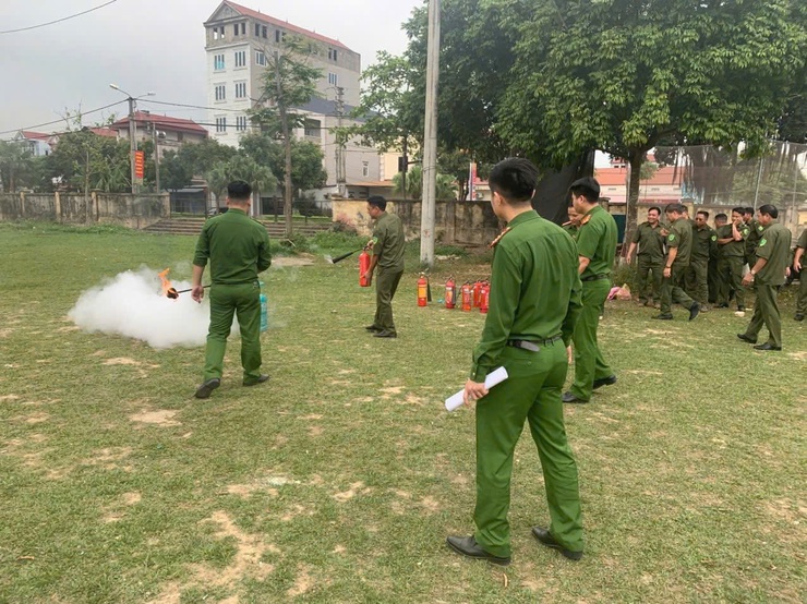 CÔNG AN XÃ SÓC SƠN TỔ CHỨC TẬP HUẤN KIẾN THỨC PCCC CHO LỰC LƯỢNG THAM GIA BẢO VỆ ANTT Ở CƠ SỞ- Ảnh 4.