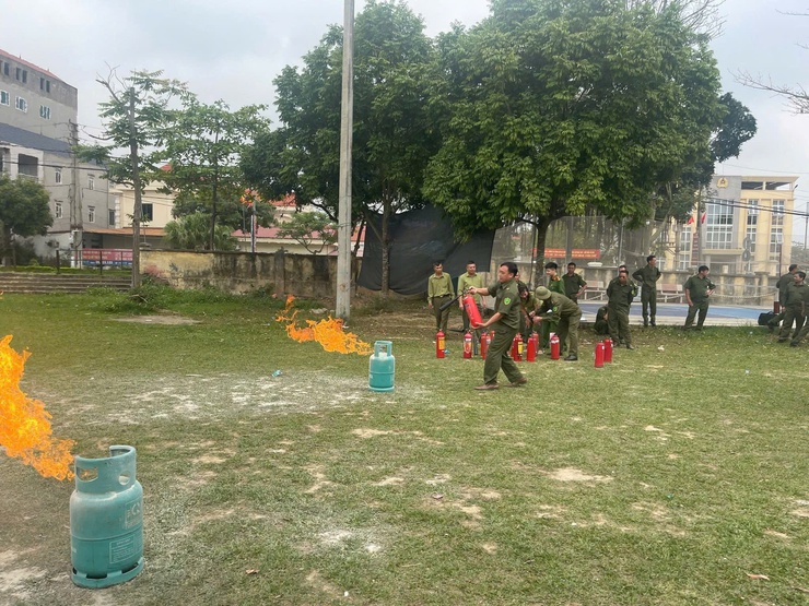 CÔNG AN XÃ SÓC SƠN TỔ CHỨC TẬP HUẤN KIẾN THỨC PCCC CHO LỰC LƯỢNG THAM GIA BẢO VỆ ANTT Ở CƠ SỞ- Ảnh 5.