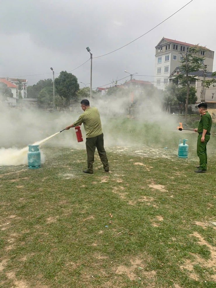 CÔNG AN XÃ SÓC SƠN TỔ CHỨC TẬP HUẤN KIẾN THỨC PCCC CHO LỰC LƯỢNG THAM GIA BẢO VỆ ANTT Ở CƠ SỞ- Ảnh 6.