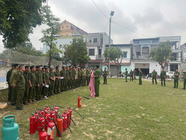 CÔNG AN XÃ SÓC SƠN TỔ CHỨC TẬP HUẤN KIẾN THỨC PCCC CHO LỰC LƯỢNG THAM GIA BẢO VỆ ANTT Ở CƠ SỞ- Ảnh 3.