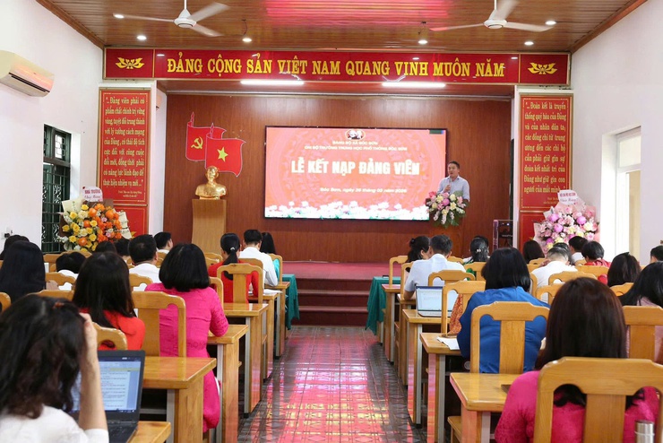 CHI BỘ TRƯỜNG THPT SÓC SƠN KẾT NẠP 3 ĐẢNG VIÊN LÀ HỌC SINH ƯU TÚ- Ảnh 1.