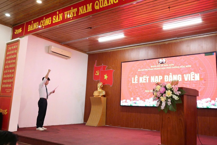 CHI BỘ TRƯỜNG THPT SÓC SƠN KẾT NẠP 3 ĐẢNG VIÊN LÀ HỌC SINH ƯU TÚ- Ảnh 4.