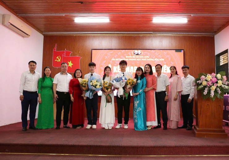 CHI BỘ TRƯỜNG THPT SÓC SƠN KẾT NẠP 3 ĐẢNG VIÊN LÀ HỌC SINH ƯU TÚ- Ảnh 7.