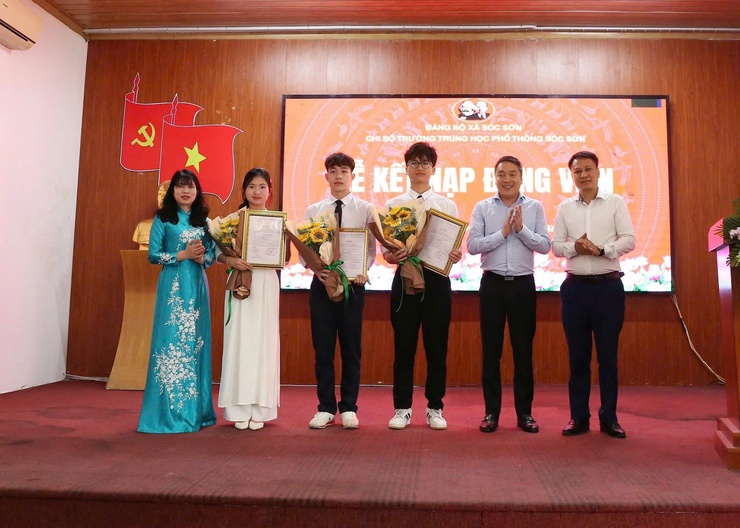 CHI BỘ TRƯỜNG THPT SÓC SƠN KẾT NẠP 3 ĐẢNG VIÊN LÀ HỌC SINH ƯU TÚ- Ảnh 6.