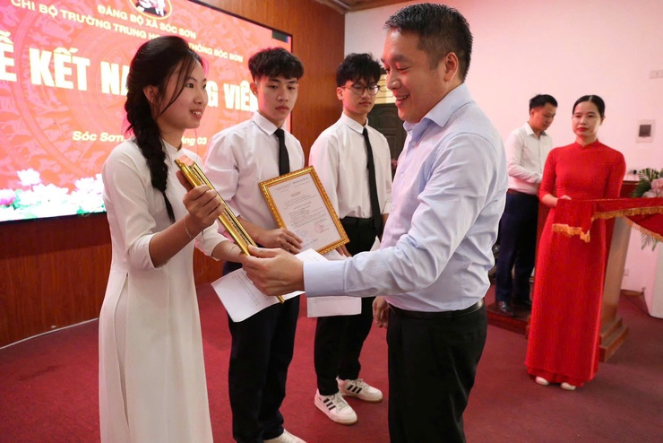 CHI BỘ TRƯỜNG THPT SÓC SƠN KẾT NẠP 3 ĐẢNG VIÊN LÀ HỌC SINH ƯU TÚ- Ảnh 5.