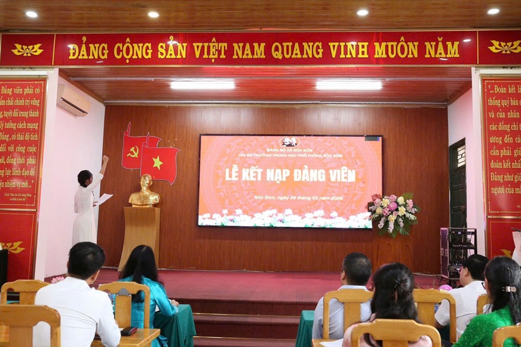 CHI BỘ TRƯỜNG THPT SÓC SƠN KẾT NẠP 3 ĐẢNG VIÊN LÀ HỌC SINH ƯU TÚ- Ảnh 2.