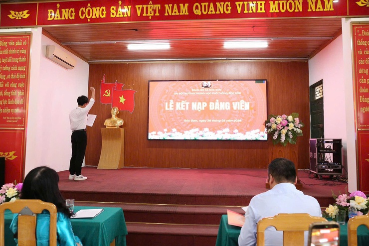 CHI BỘ TRƯỜNG THPT SÓC SƠN KẾT NẠP 3 ĐẢNG VIÊN LÀ HỌC SINH ƯU TÚ- Ảnh 3.