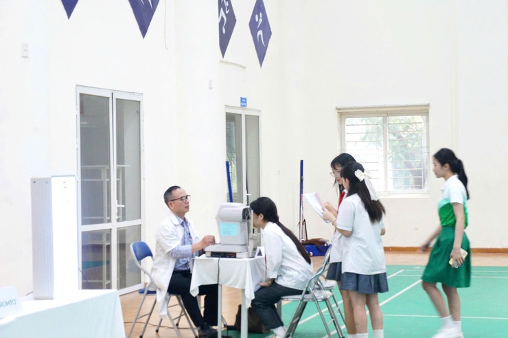 Phường Phú Thượng tổ chức chương trình “Khám mắt học đường 2026” hưởng ứng ngày sức khỏe toàn dân (07/4) – chủ động phòng bệnh, chăm sóc sức khỏe học sinh toàn diện- Ảnh 13.