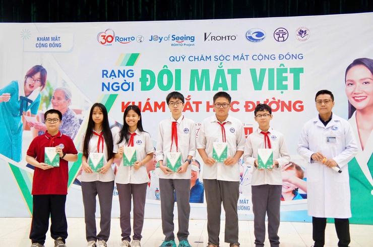 Phường Phú Thượng tổ chức chương trình “Khám mắt học đường 2026” hưởng ứng ngày sức khỏe toàn dân (07/4) – chủ động phòng bệnh, chăm sóc sức khỏe học sinh toàn diện- Ảnh 8.