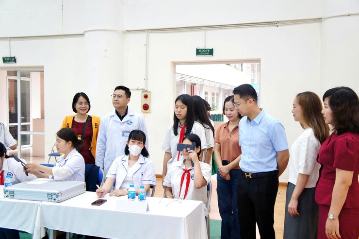 Phường Phú Thượng tổ chức chương trình “Khám mắt học đường 2026” hưởng ứng ngày sức khỏe toàn dân (07/4) – chủ động phòng bệnh, chăm sóc sức khỏe học sinh toàn diện- Ảnh 11.