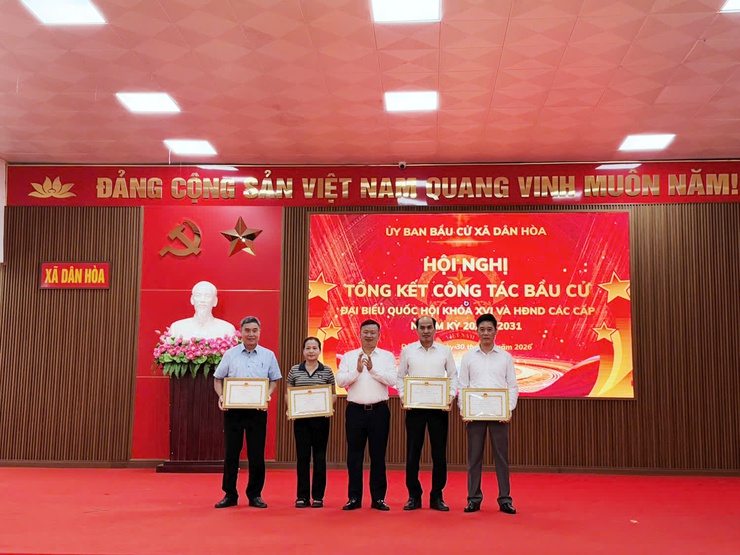 DÂN HOÀ TỔNG KẾT CÔNG TÁC BẦU CỬ, KHEN THƯỞNG 105 TẬP THỂ, CÁ NHÂN- Ảnh 1.