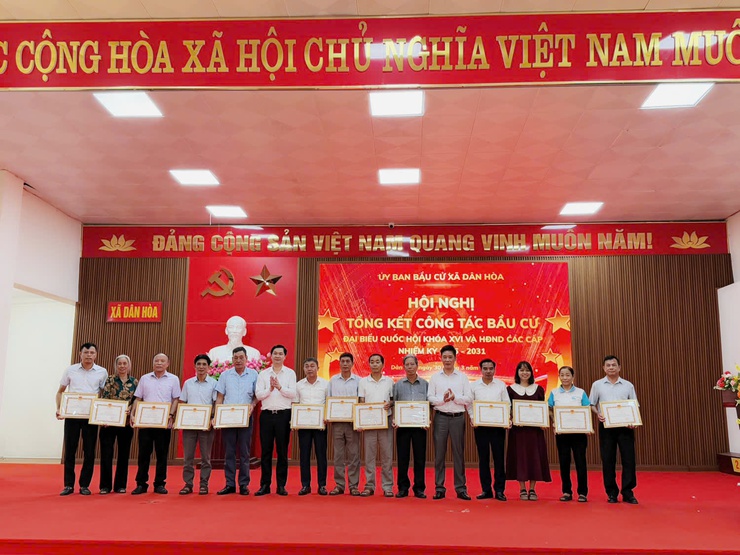 DÂN HOÀ TỔNG KẾT CÔNG TÁC BẦU CỬ, KHEN THƯỞNG 105 TẬP THỂ, CÁ NHÂN- Ảnh 3.