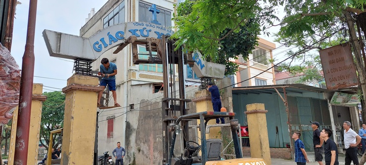 Thôn Yên Kiện Đồi chủ động tháo dỡ cổng Giáo xứ Yên Kiện phục vụ giải phóng mặt bằng Dự án cải tạo, nâng cấp Quốc lộ 6 đoạn Ba La – Xuân Mai- Ảnh 1.