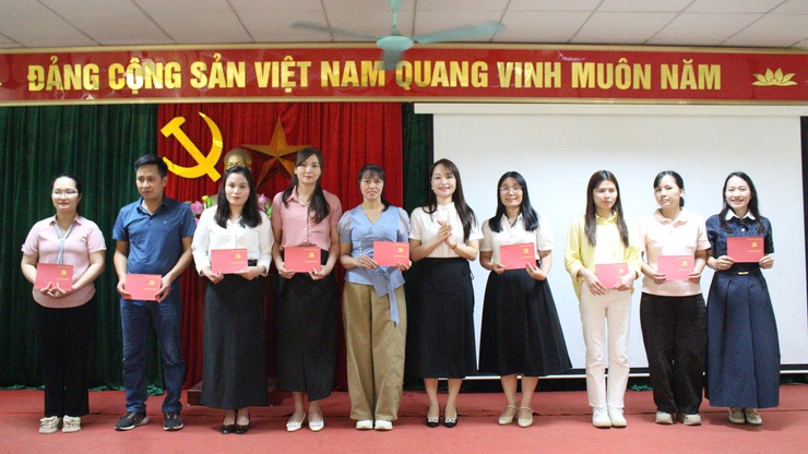 Trung tâm Chính trị phường Chương Mỹ bế giảng lớp bồi dưỡng lý luận chính trị cho đảng viên mới khóa I năm 2026- Ảnh 5.