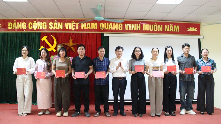 Trung tâm Chính trị phường Chương Mỹ bế giảng lớp bồi dưỡng lý luận chính trị cho đảng viên mới khóa I năm 2026- Ảnh 8.