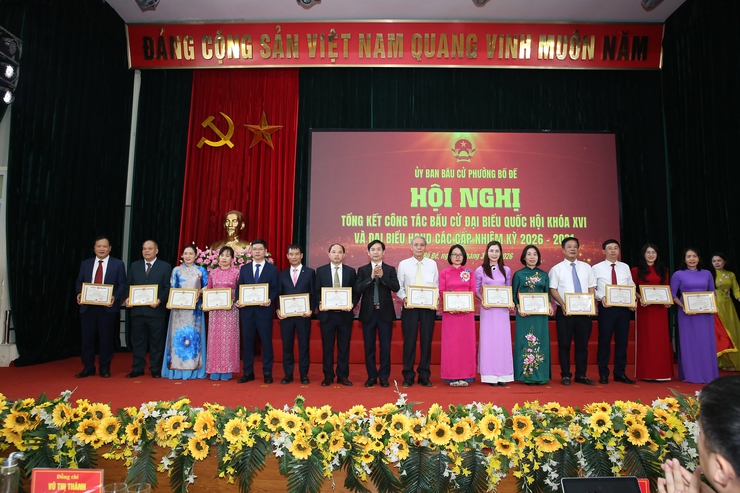 PHƯỜNG BỒ ĐỀ TỔNG KẾT CÔNG TÁC BẦU CỬ, VINH DỰ NHẬN BẰNG KHEN CỦA CHỦ TỊCH UBND THÀNH PHỐ
- Ảnh 8.