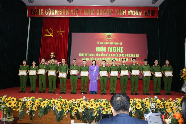 PHƯỜNG BỒ ĐỀ TỔNG KẾT CÔNG TÁC BẦU CỬ, VINH DỰ NHẬN BẰNG KHEN CỦA CHỦ TỊCH UBND THÀNH PHỐ
- Ảnh 10.