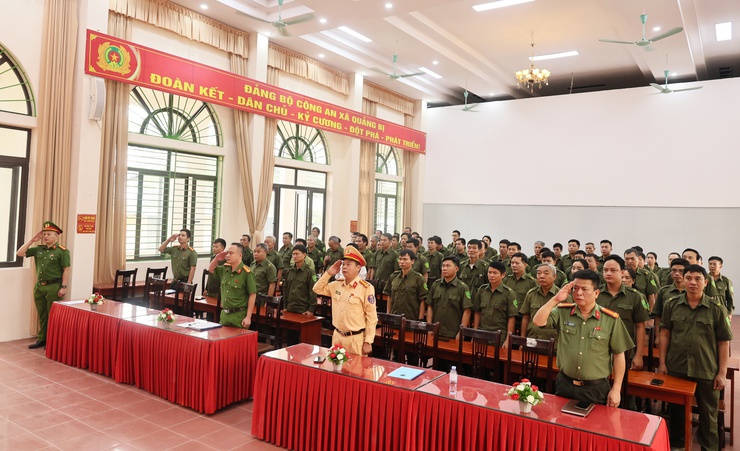 Công an xã Quảng Bị tổ chức tập huấn kỹ năng điều khiển, phân luồng giao thông cho lực lượng an ninh cơ sở- Ảnh 1.