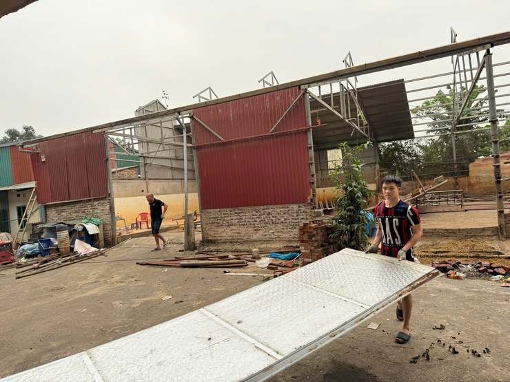 Xã Vĩnh Thanh: Phát huy vai trò lãnh đạo, 24/24 hộ đồng thuận tháo dỡ vi phạm tại khu phía Tây cầu Thăng Long- Ảnh 4.