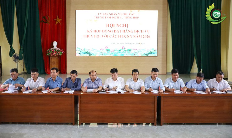 Phú Cát ký kết hợp đồng dịch vụ thủy lợi với các HTXNN trên địa bàn xã năm 2026- Ảnh 4.