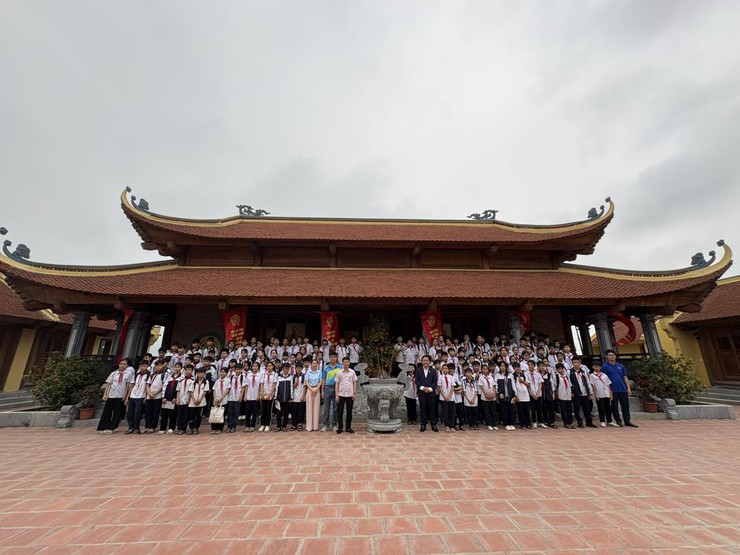 Trường THCS Quảng Phú Cầu tổ chức dâng hương tại Khu lưu niệm Trưởng ban Thường trực Quốc hội Bùi Bằng Đoàn- Ảnh 1.