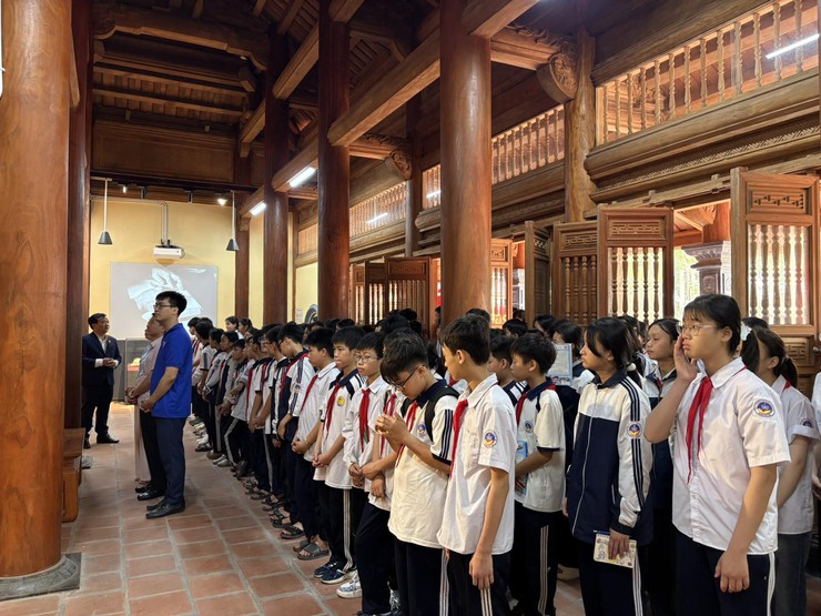 Trường THCS Quảng Phú Cầu tổ chức dâng hương tại Khu lưu niệm Trưởng ban Thường trực Quốc hội Bùi Bằng Đoàn- Ảnh 4.