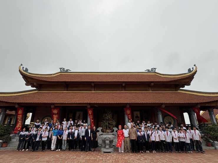 Trường THCS Liên Bạt tổ chức hoạt động ngoại khóa, dâng hương tại Khu lưu niệm Trưởng ban Thường trực Quốc hội Bùi Bằng Đoàn- Ảnh 1.